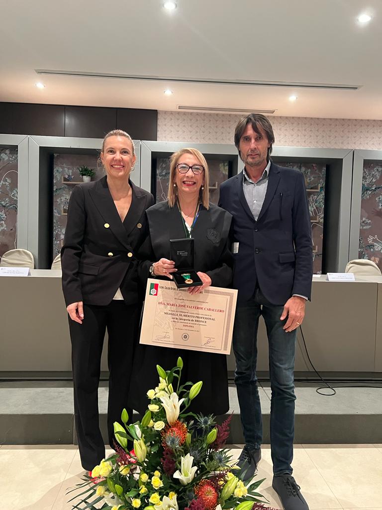 Junto a Dña. María José Valverde Caballero, condecorada con la Medalla de Bronce al Mérito profesional por 15 años de ejercicio profesional